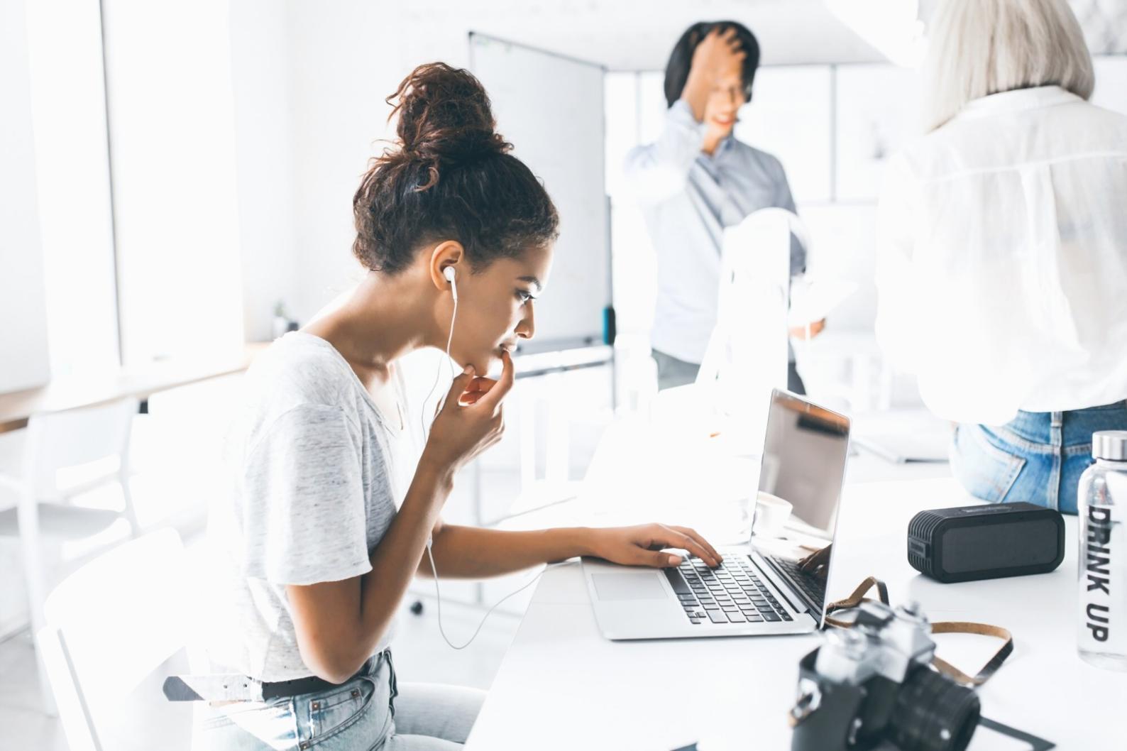 Reunión de planificación estratégica con documentos financieros sobre la mesa